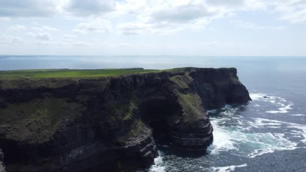 美しい崖や岩の空の景色 青い大西洋のあるアイルランドの母なる海 — ストック動画