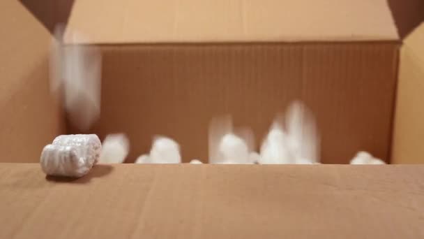 Rellene Caja Cartón Con Espuma Poliestireno Blanco Para Proteger Cerrar — Vídeos de Stock