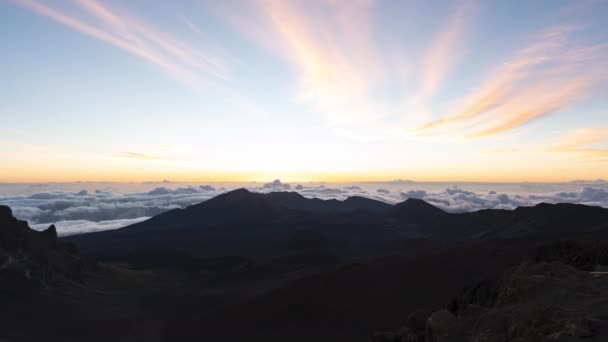 Een Zonsopgang Tijdapse Van Haleakala Crater Van Boven Wolkenlaag — Stockvideo