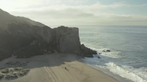 Nagranie Powietrza Fal Morskich Uderzających Chropowaty Klif Piaszczystą Plażę Pod — Wideo stockowe