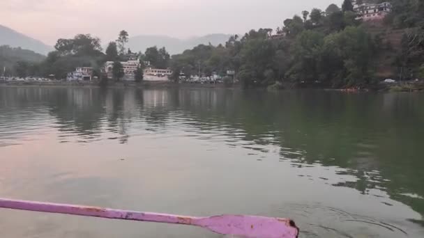 Närbild Människor Som Seglar Båten Bhimtal Uttarakhand Indien — Stockvideo