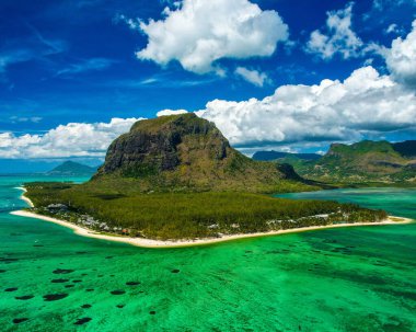 Uçsuz bucaksız okyanuslarla çevrili küçük bir adanın manzarası.