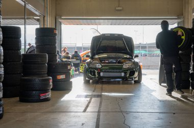 Toyota Supra, çukurda bir A80 MK4.