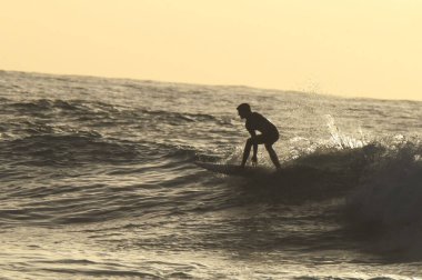 tenerife, Kanarya Adası İspanya büyük bir dalga sürme siluet sörfçü