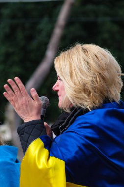 2022 'de Rusya' nın Ukrayna 'yı işgalini protesto eden insanların dikey çekimi