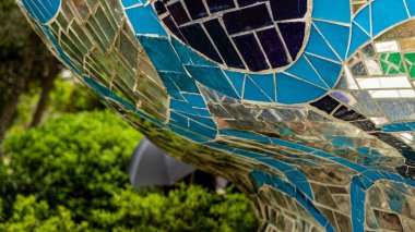 Grosseto 2022. Tarot Garden 'da çalışıyor, Capalbio' da Tarot 'tan esinlenilmiş bir sanat parkı. Nisan 2022 Toskana, İtalya