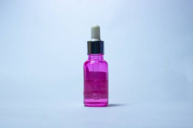 Cilt bakımı için pembe şişedeki güzellik yağı.