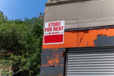 Portakal boyası soyulan harap bir dükkanda üzerinde 