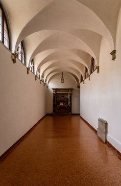 Bir binadaki sunağın dikey görüntüsü.