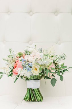 Güllü bir gelin buketinin yakın çekimi