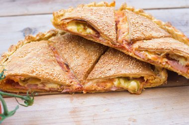 Geleneksel turta, ahşapla kaplanmış pizza.