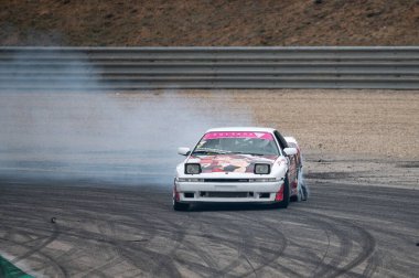 Vinilli Toyota Supra, sürüklenmeye hazır bir A70 mk3.