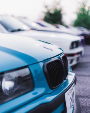 Caddeye park edilmiş Laguna Blue BMW E36 M3 üstü açık bir araba.