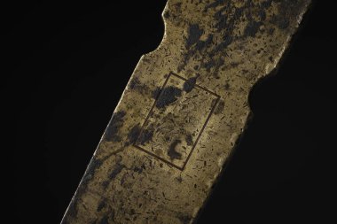 Siyah arka planda izole edilmiş bir Guqin (geleneksel Çin müzik aleti) yakın çekimi