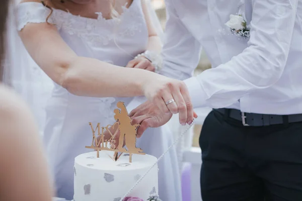 花嫁と新郎のクローズアップショットは ウェディングケーキを切断 — ストック写真