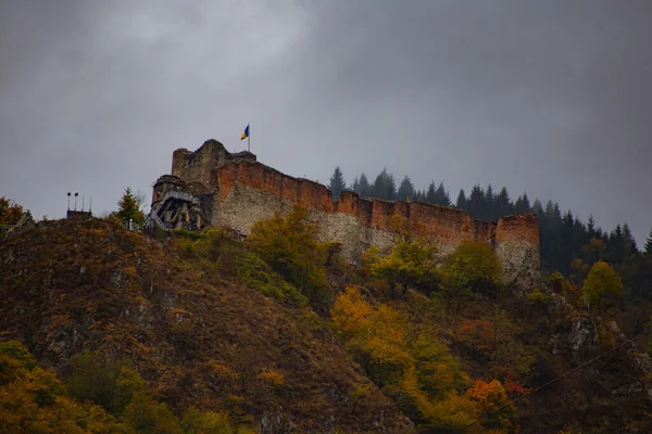在罗马尼亚一个阴郁的日子里 在青山顶上的Cetatea Poienari要塞风景秀丽 — 图库照片