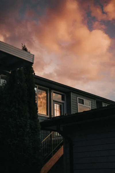 Een Outdoor Uitzicht Van Een Modern Huis Onder Een Zonsondergang — Stockfoto