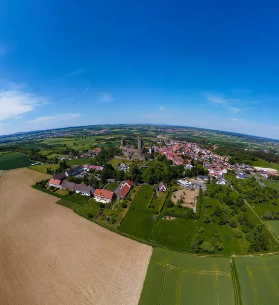 Una Hermosa Vista Casas Cerca Campos Verdes —  Fotos de Stock