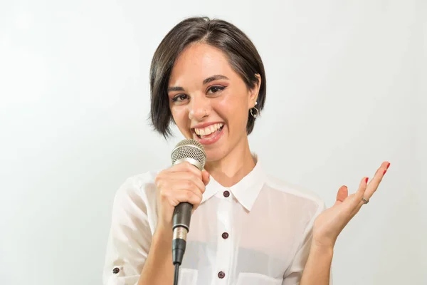 Primer Plano Una Joven Latinoamericana Cantando Con Micrófono Mano Sobre — Foto de Stock