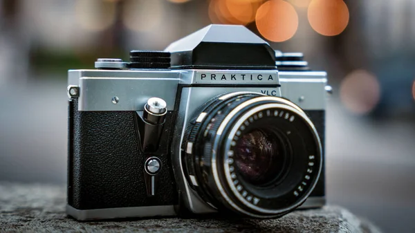 Praktica Filmcamera Close Straat Met Achtergrond Bokeh Vintage Fotocamera — Stockfoto