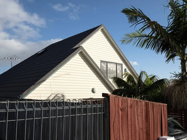 View Bungalow Pitched Gable Roof — Stock Photo, Image