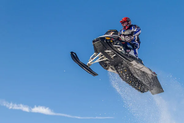 Snowmobiler Jumping High Track Snowmobile Sportsman Overcast Day Winter Competition — Stock Photo, Image