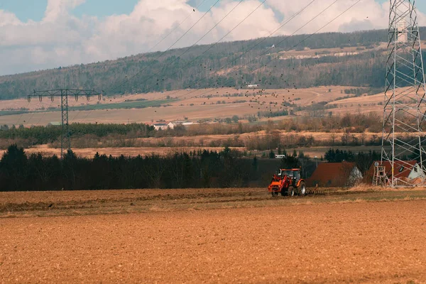 Una Vista Panorámica Tractor Rojo Trabajando Campo Una Zona Rural — Foto de Stock