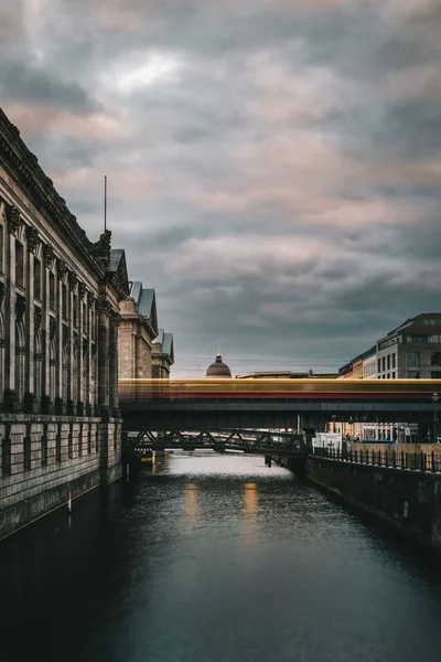 Colpo Verticale Ponte Fiume Berlino Germania — Foto Stock