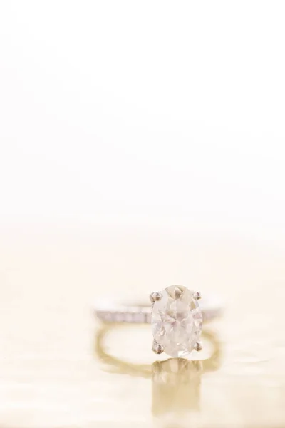 Pionowe Ujęcie Srebrnego Pierścienia Diamentowym Klejnotem — Zdjęcie stockowe