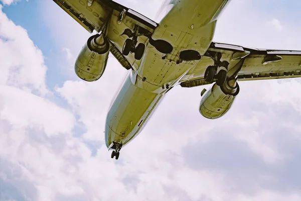 Low Angle Shot Airplane Flying Cloudy Sky — Stock Photo, Image