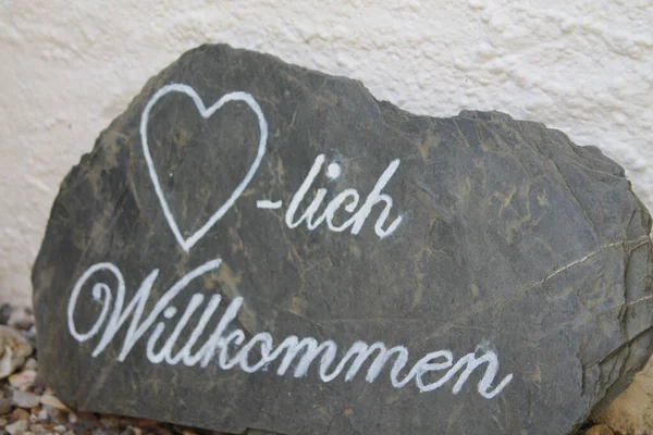 Primer Plano Roca Con Herzlich Willkommen Cálida Inscripción Bienvenida Contra —  Fotos de Stock