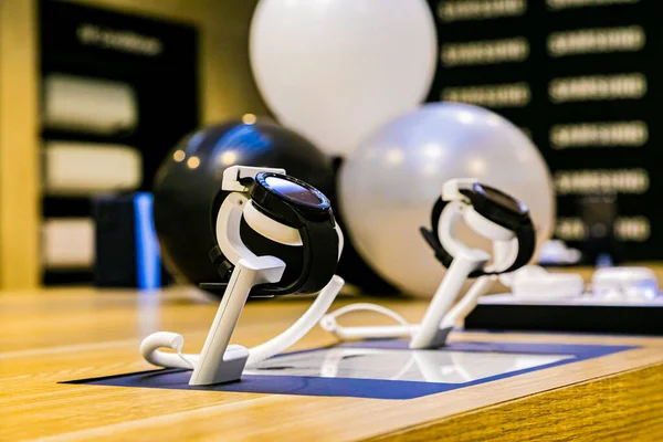 Arka Planda Balonlar Olan Bir Samsung Mağazasında Gösterilen Akıllı Bir — Stok fotoğraf