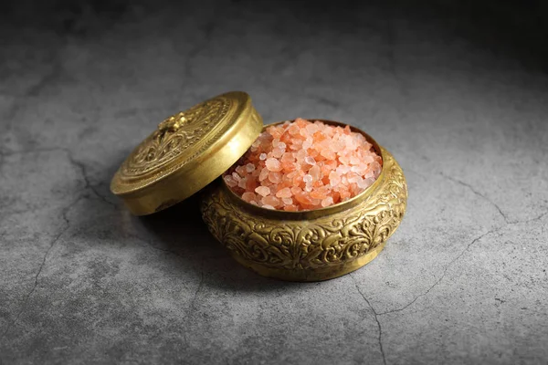 Skål Med Himalayas Rosa Salt Gyllene Skål Med Ett Gyllene — Stockfoto