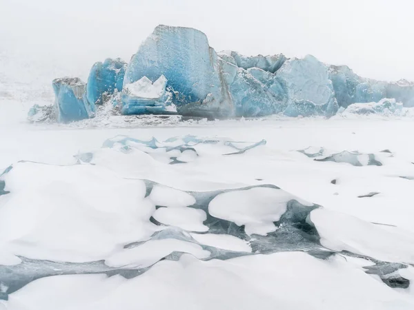 Μια Εκπληκτική Θέα Των Παγετώνων Και Παγωμένο Νερό Στην Ομίχλη — Φωτογραφία Αρχείου