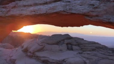 ABD 'nin Utah eyaletindeki Canyonlands Ulusal Parkı' nda gün doğumunda Mesa Kemeri 'nin çarpıcı bir görüntüsü