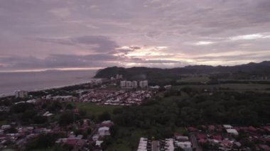 Kosta Rika 'daki Jaco plajında gün batımının hava görüntüsü.