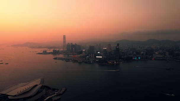 夕暮れ時の香港の港や街並みの空中風景 — ストック動画