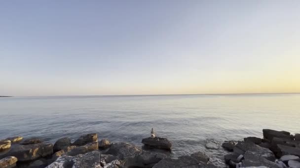 Vzdušný Výhled Krásné Moře Během Západu Slunce — Stock video