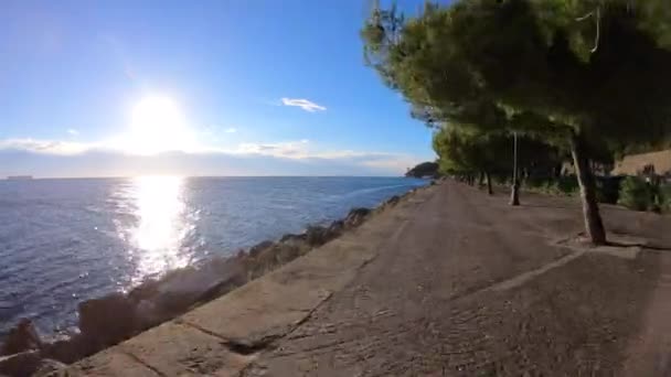 Una Foto Una Hembra Caucásica Montando Bicicleta Con Vista Mar — Vídeos de Stock