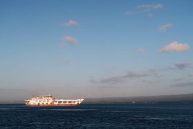 Güneşli bir sabahta Bali Boğazı 'ndan geçen feribot.