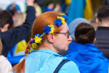 2022 'de Rusya' nın Ukrayna 'nın Cumhuriyet Meydani, Türkiye' deki işgalini protesto eden bir kalabalık