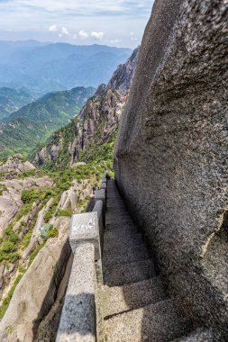 Huangshan Dağı 'nın Çin, Anhui' deki taş merdivenlerinin dikey görüntüsü.