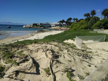 Karavan parkı ve kamp, güneşli bir günde kumsal manzarası.
