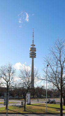 Almanya 'nın Münih kentindeki Olimpiyat Kulesi' nin dikey bir dikey gözlemevi ve dönen restoranı
