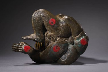 Masadaki güzel bir heykelin yakın çekimi.