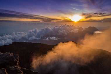 Güneşin batışının güzel manzarası bazı tepelerin üzerinde.