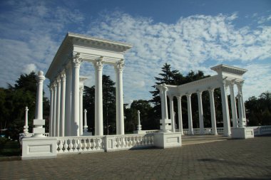 Gürcistan 'ın batısındaki Colonnade şehrinin güzel bir manzarası.