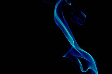 Siyah arka planda izole edilmiş bir sigara dumanı