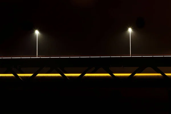 マルモ スウェーデン コペンハーゲン デンマークを結ぶ夜間の信号路を持つオレンジ色の橋の長い露出ショット — ストック写真