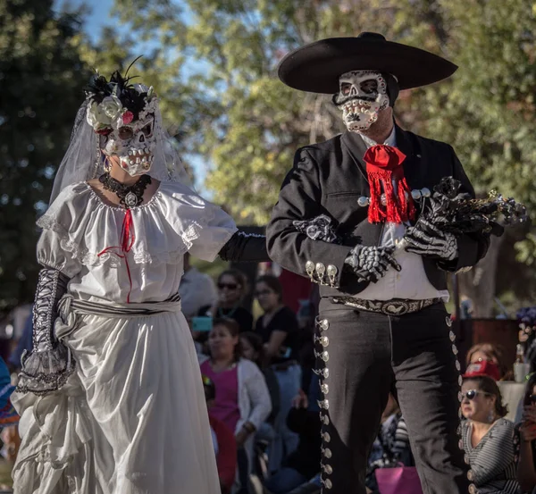 Een Blik Mensen Carnaval Kostuums Tijdens Dag Van Doden Las Redactionele stockfoto wirestock creators 578577974